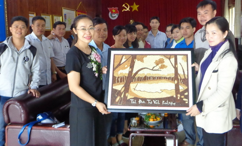 chị Huỳnh Bích Như (trái), Phó Bí thư Tỉnh Đoàn Trà Vinh tặng quà lưu niệm cho Tỉnh Đoàn Lâm Đồng.